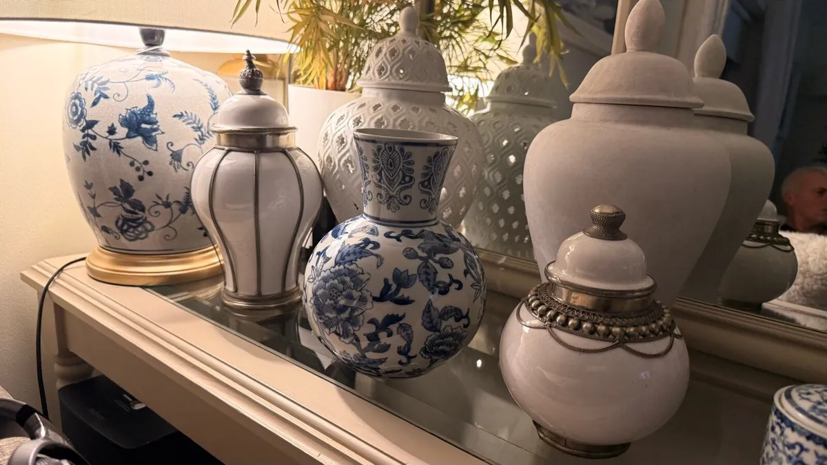 Blue and white lamp - Image 3