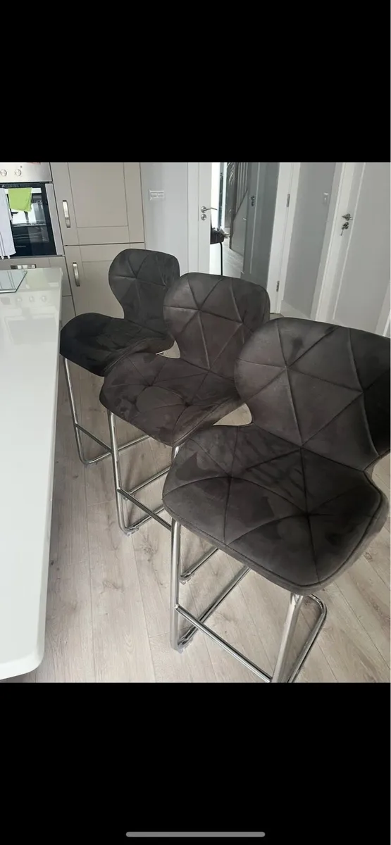 3 island chairs - Image 1
