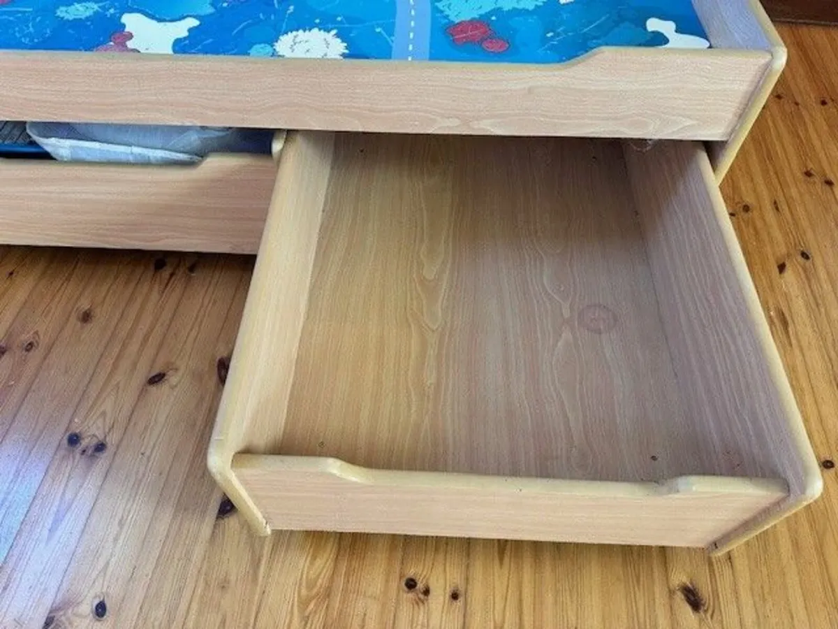 Kids  kids train table  with reversible surface - Image 3