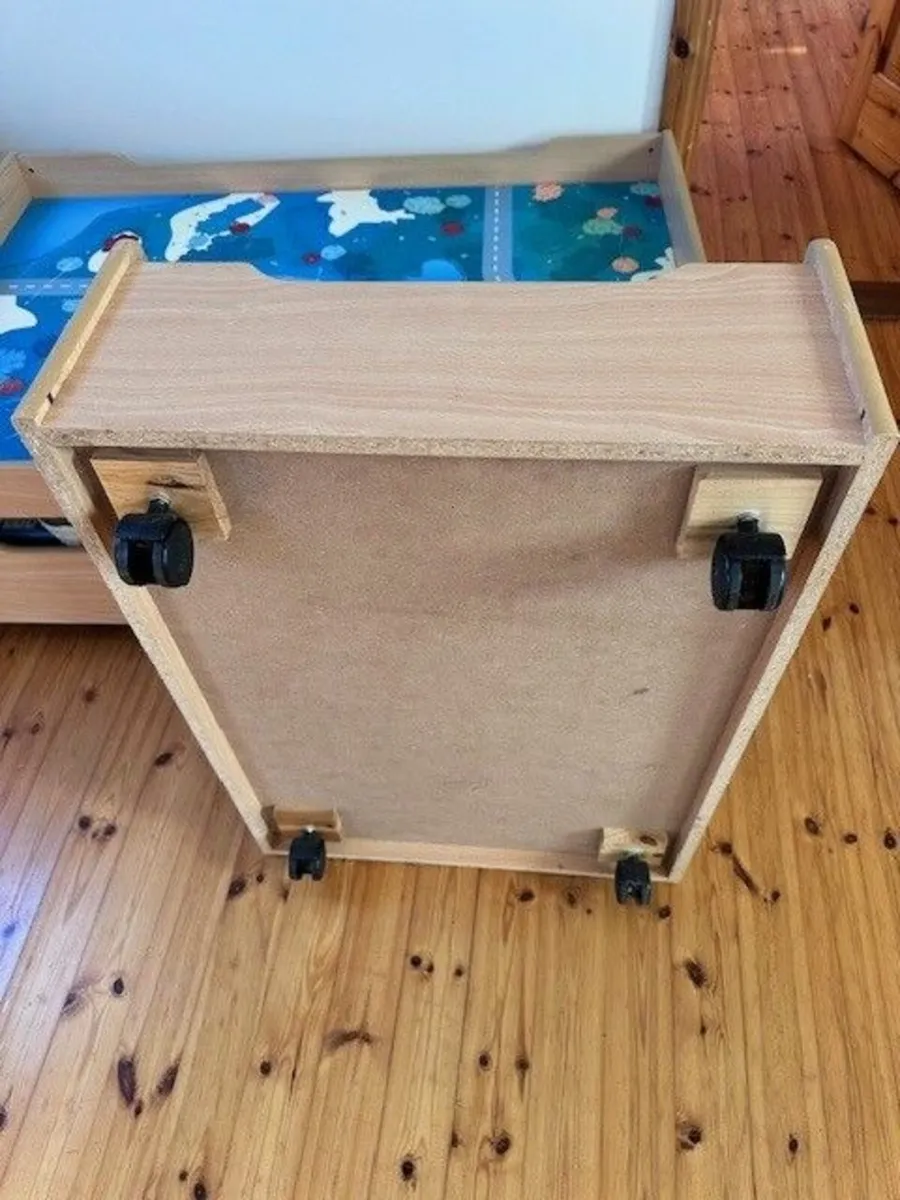 Kids  kids train table  with reversible surface - Image 4