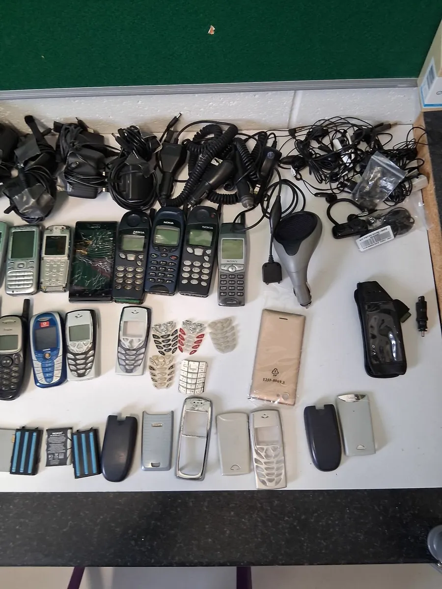 Old Mobile Phones - Image 3