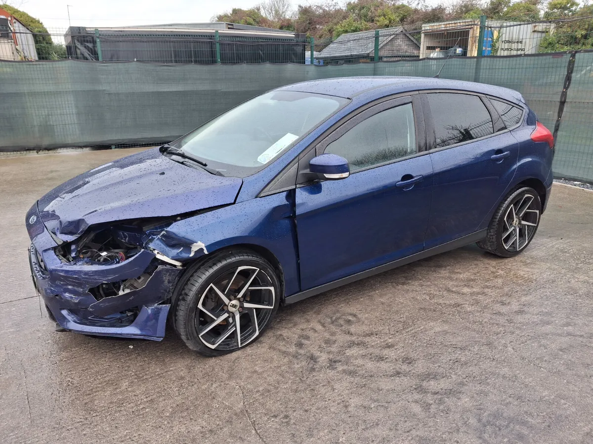 🚗 172 Ford Focus  Light Damage - Image 2