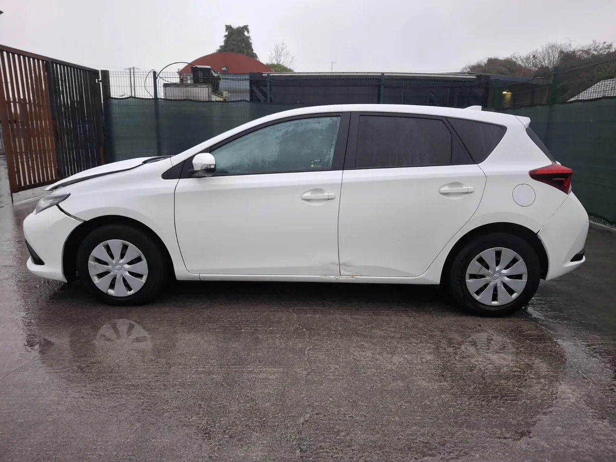 182 Toyota Auris 1.4 D4D - Image 3