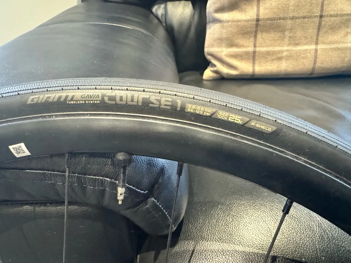 Giant road bike wheels - Image 2