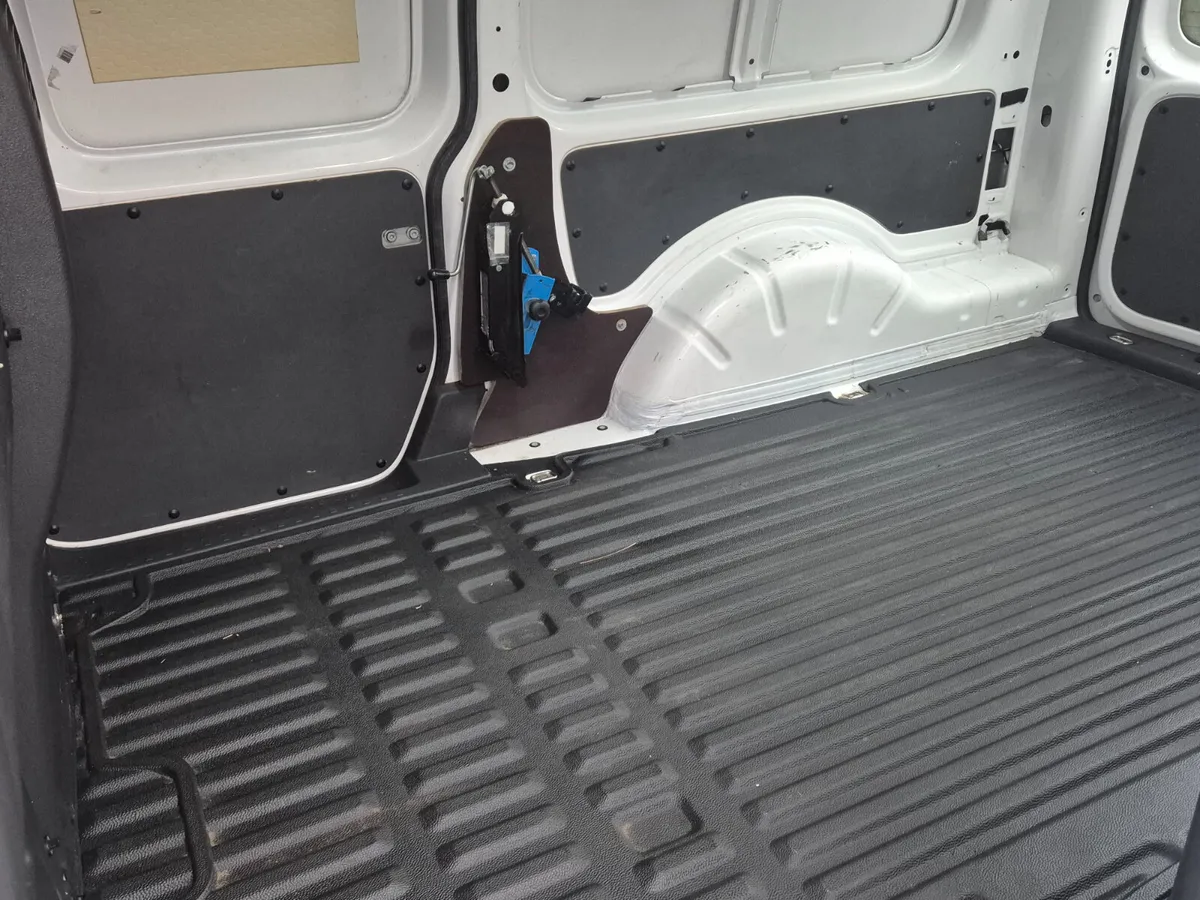 Volkswagen Caddy 2019 maxi low miles - Image 4