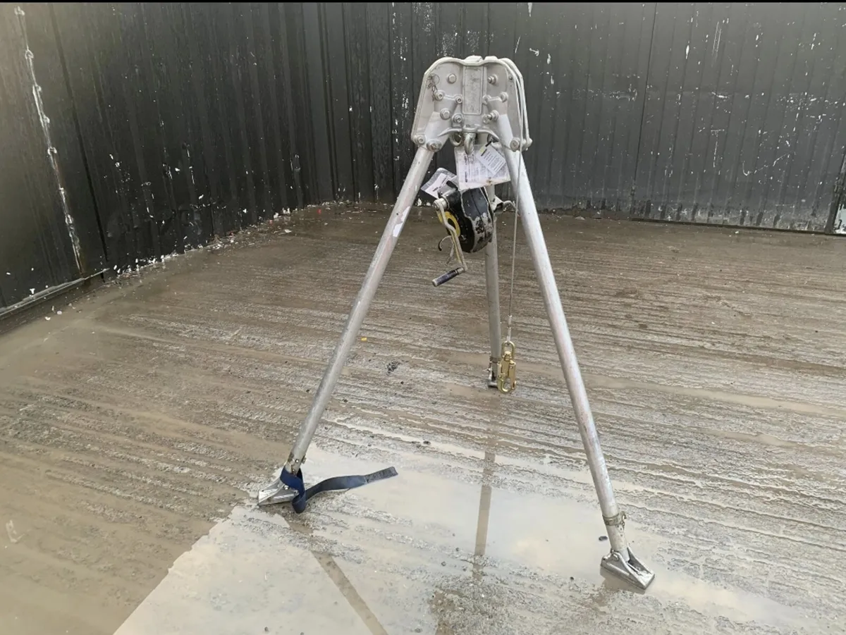 Man Hoist & Tripod Stand - Image 2