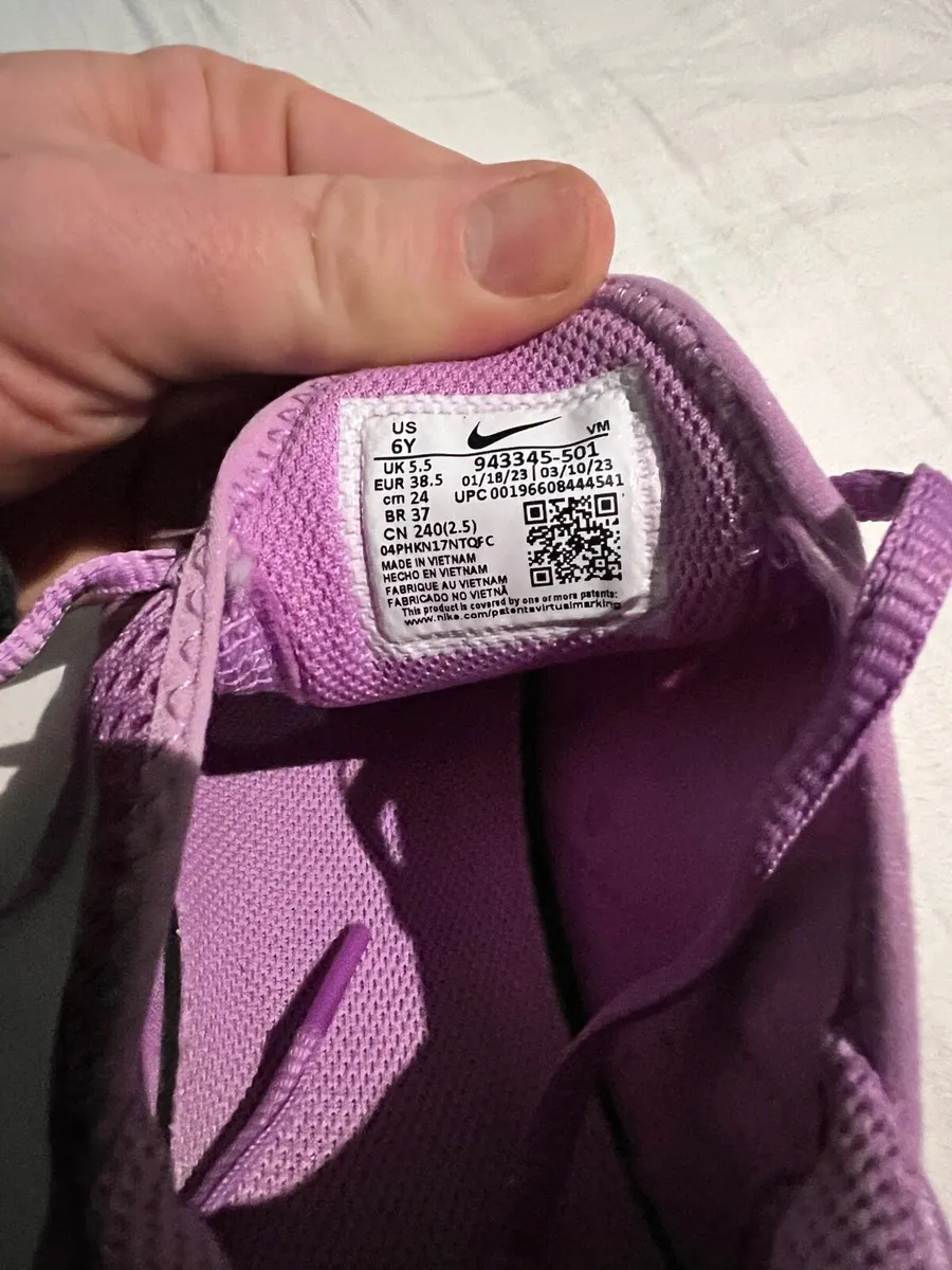 Rare Nike 270 Girls Size 5 - Image 3