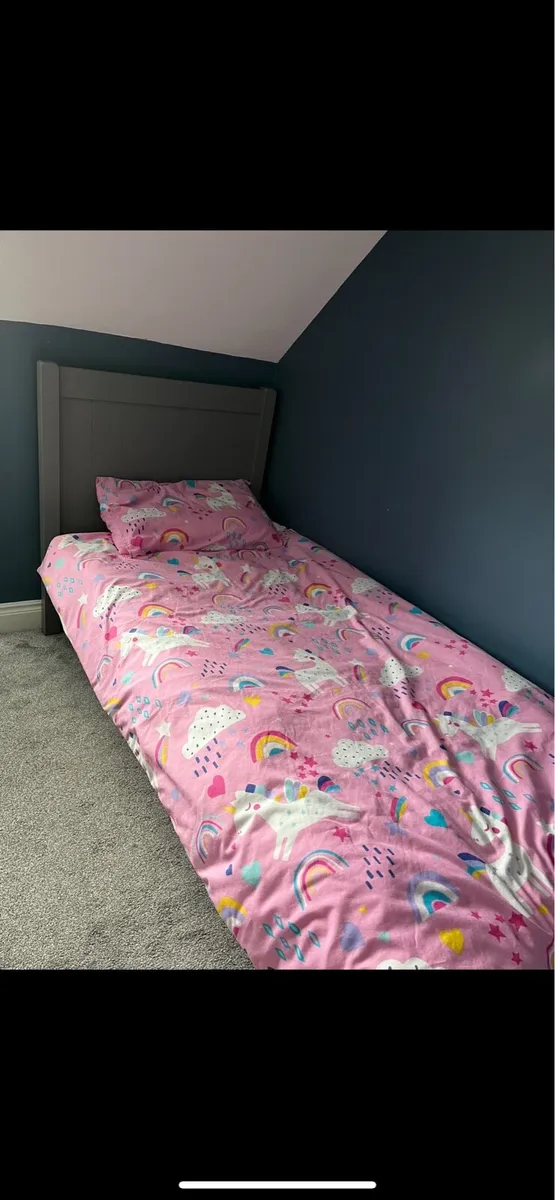 Single bed - Image 1