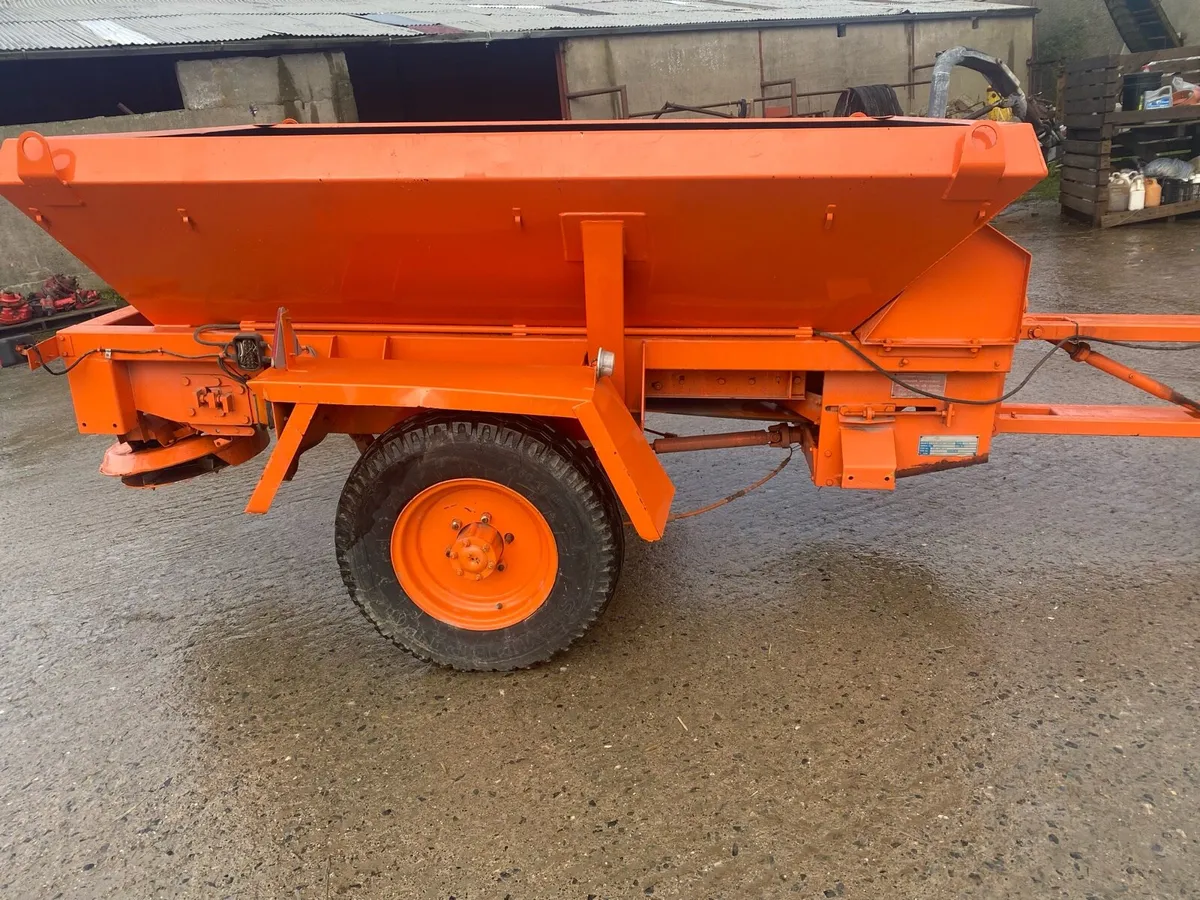 Econ 2 ton salt lime or fertiliser spreader - Image 1
