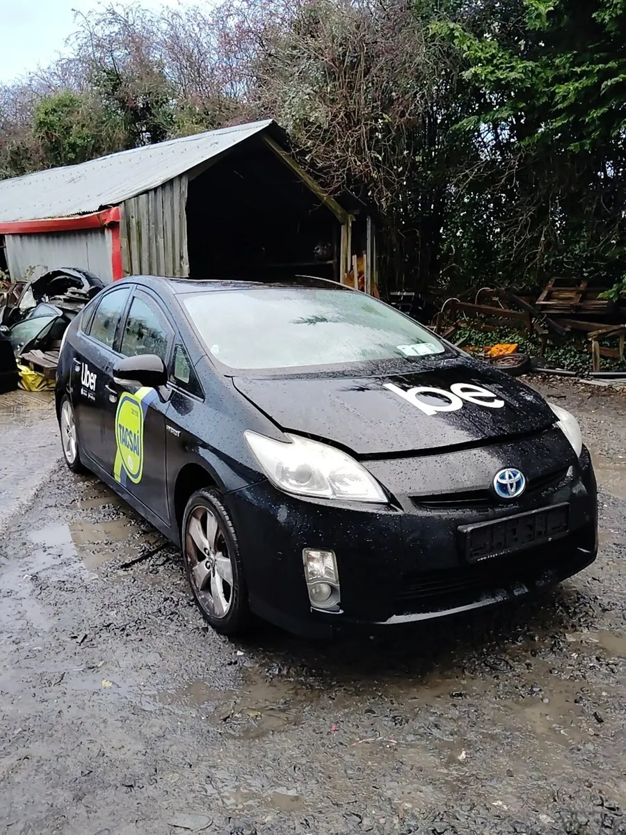 Breaking Toyota Prius 2012 hybrid - Image 1
