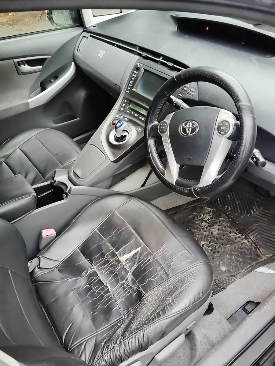 Breaking Toyota Prius 2012 hybrid - Image 3