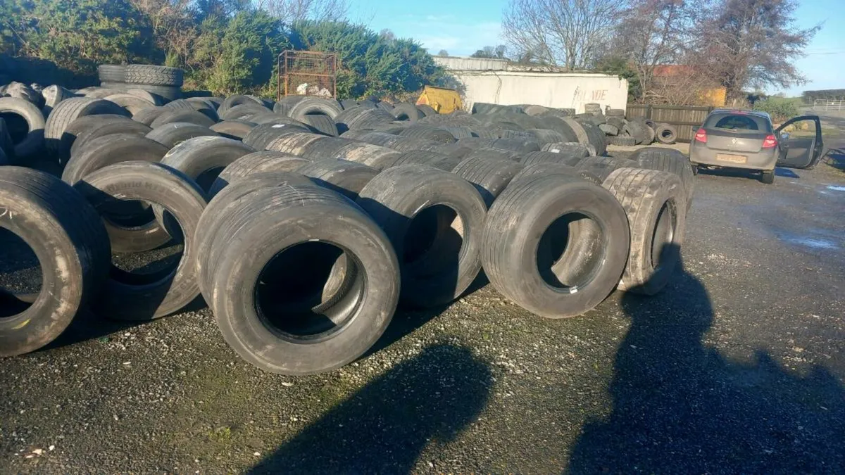 Lorry wheels and tyres - Image 1