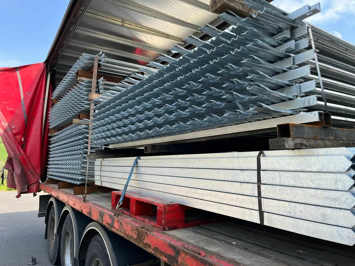 PALISADE FENCING - Image 3