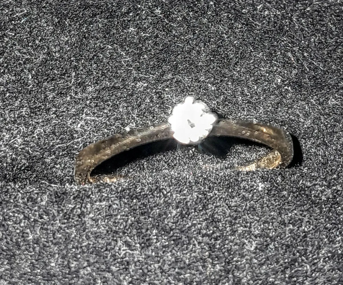 Diamond solitaire ring in 9k gold - Image 3