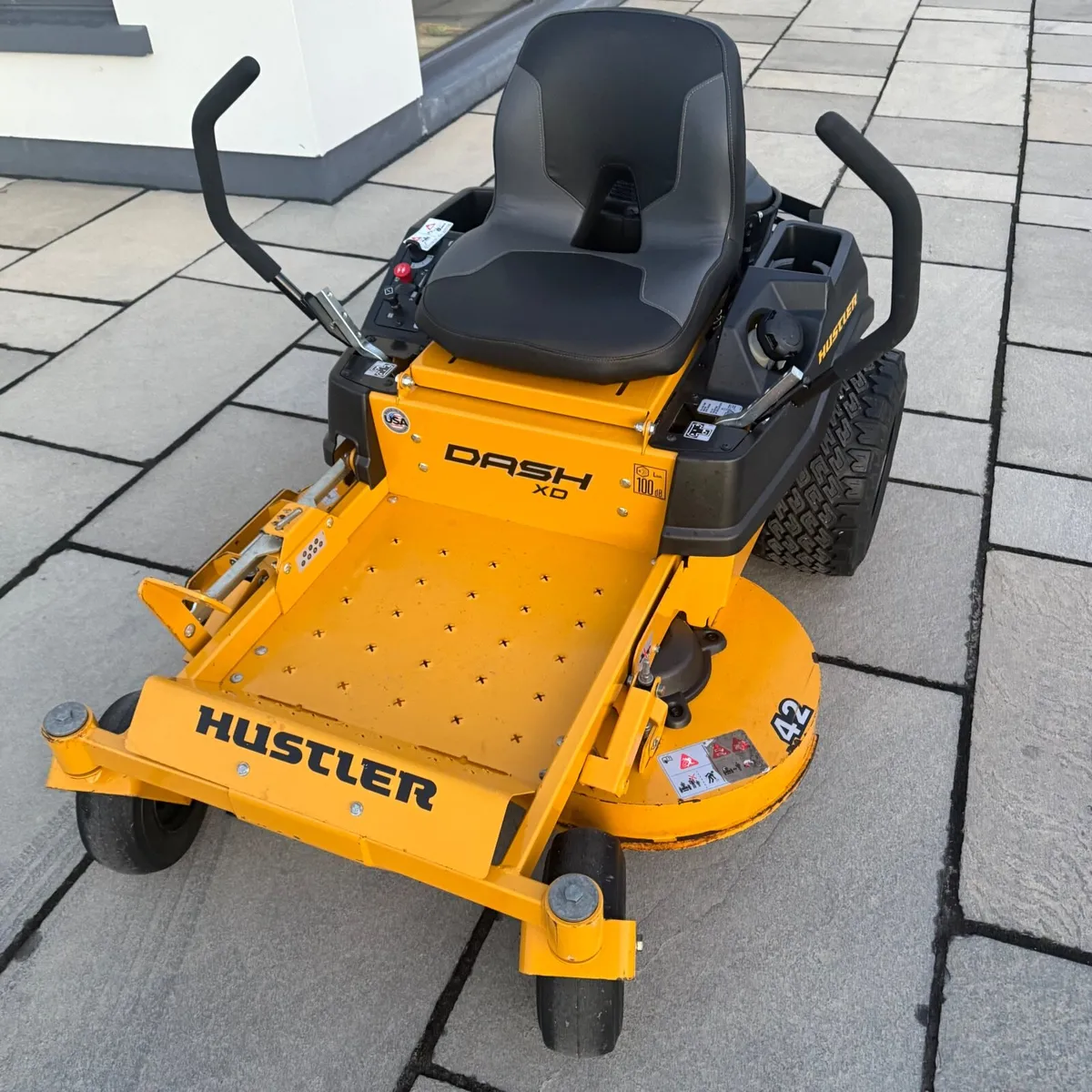 Hustler Raptor XD 42 Lawnmower - Zero Turn - Image 1