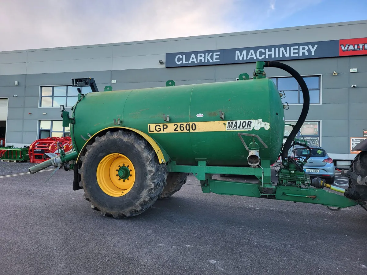 2600gal  Major Tank --Mint! - Image 1