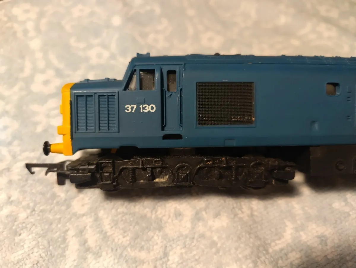 Final reduction !!    Hornby Class 37  + 6 wagons - Image 2