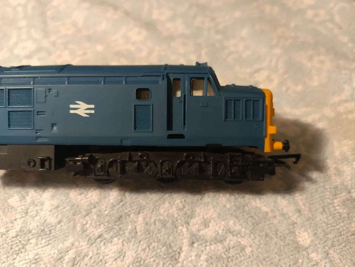 Final reduction !!    Hornby Class 37  + 6 wagons - Image 3