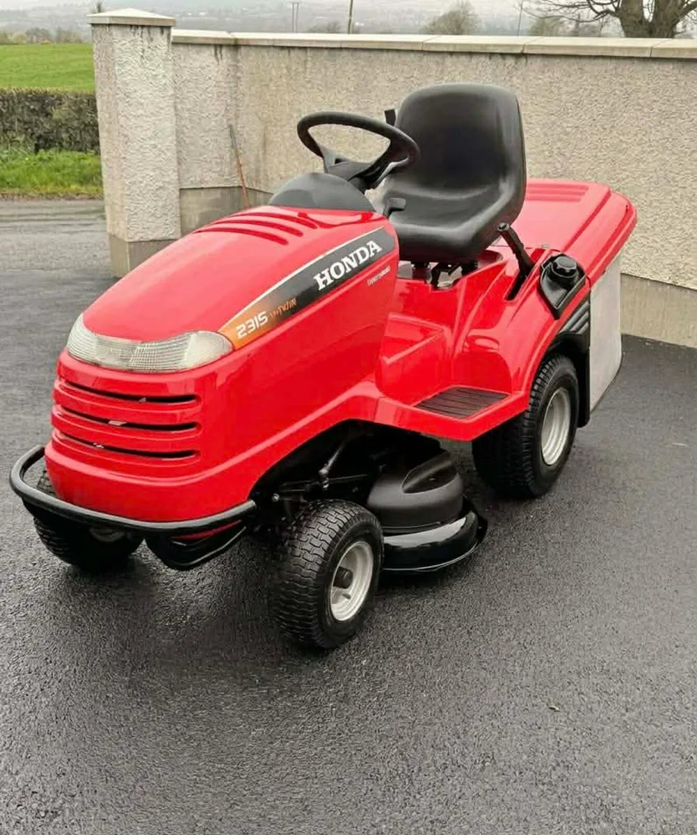 Honda Ride on lawnmower - Image 1