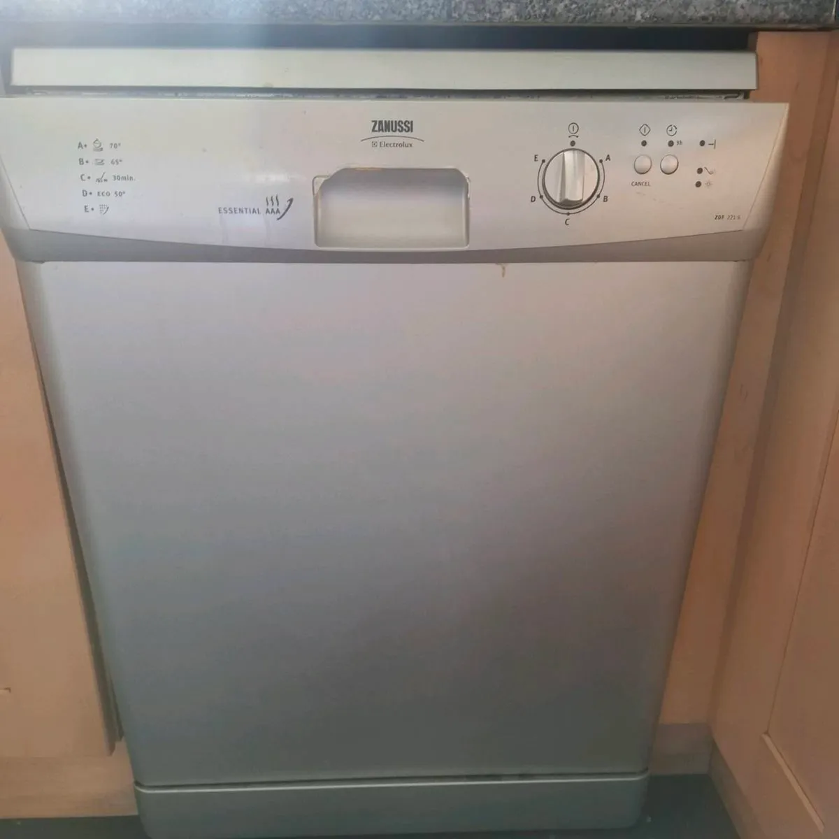 Zanussi freestanding dishwasher - Image 1