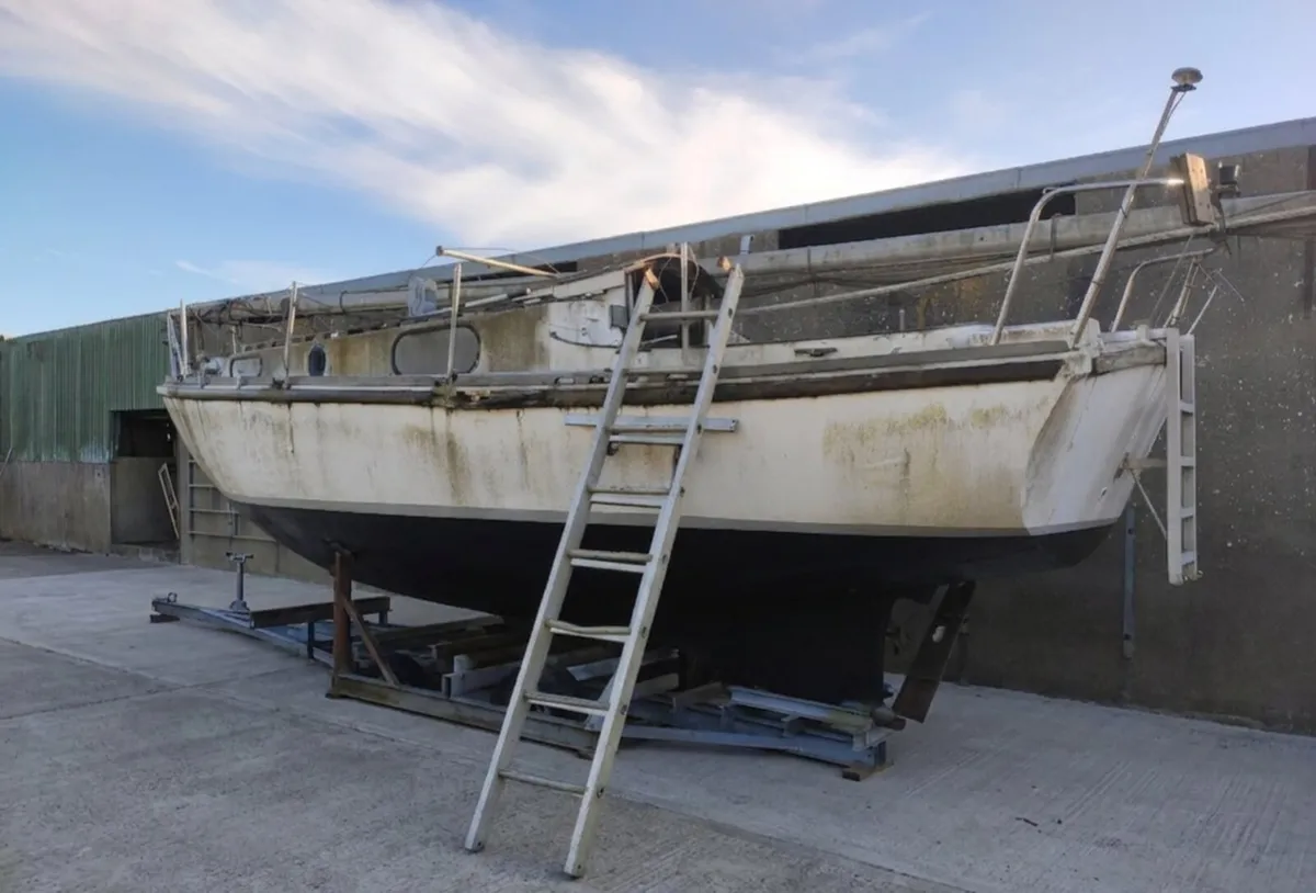24 foot yacht needing work - Image 1