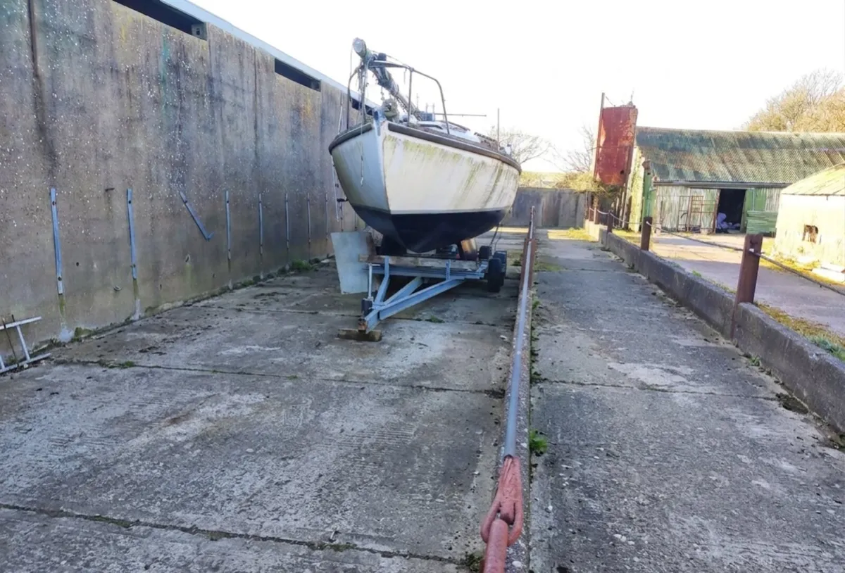 24 foot yacht needing work - Image 2