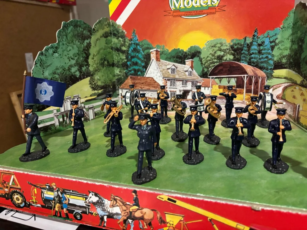 1/32 Scale Garda Band Figures - Image 1
