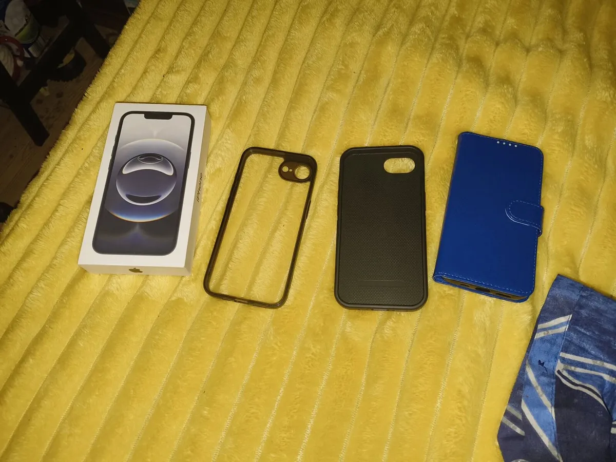 iPhone 16e - Image 2