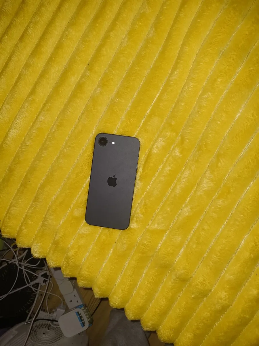 iPhone 16e - Image 3