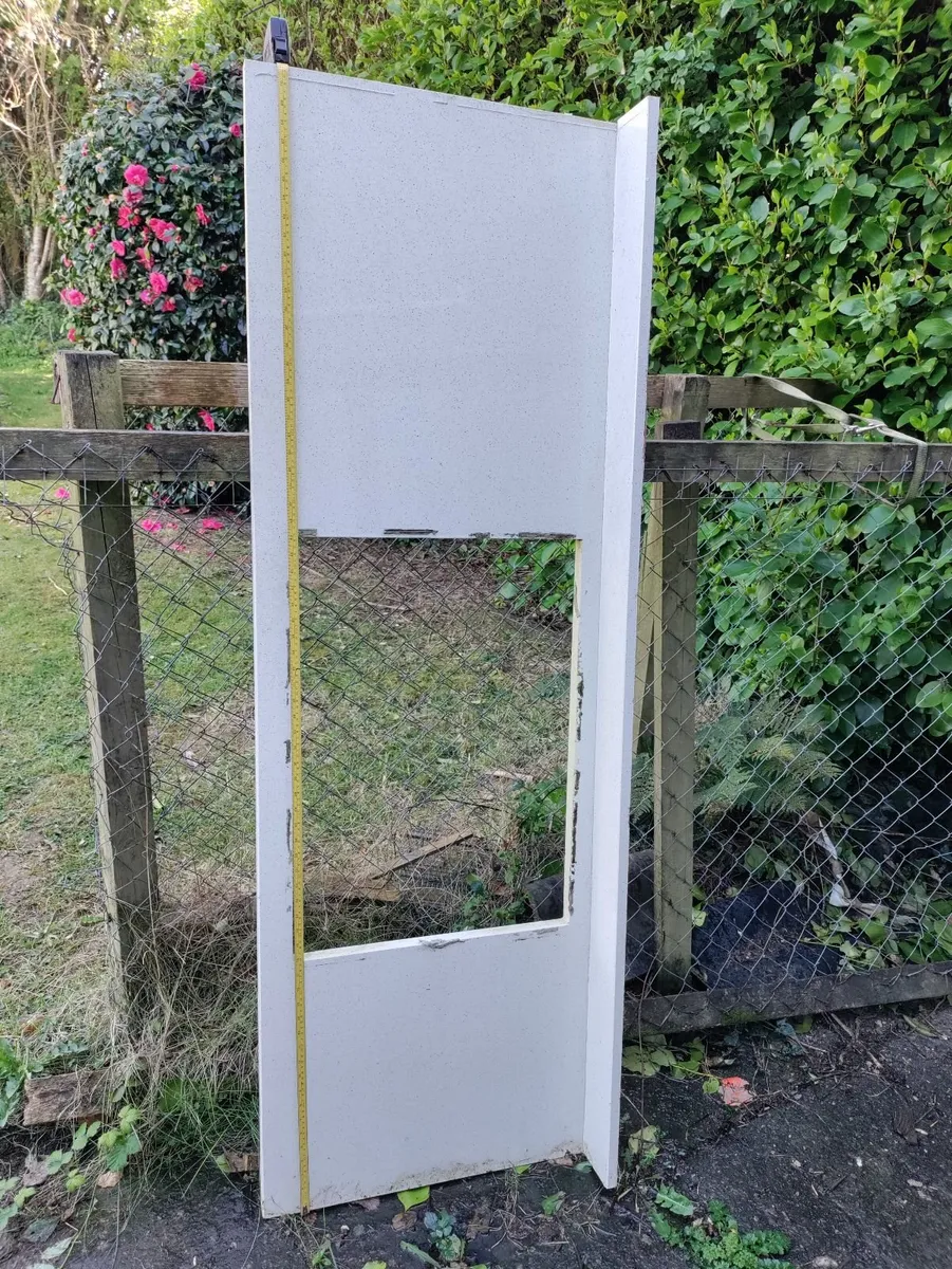 Quartz countertop with space for hob - Image 1