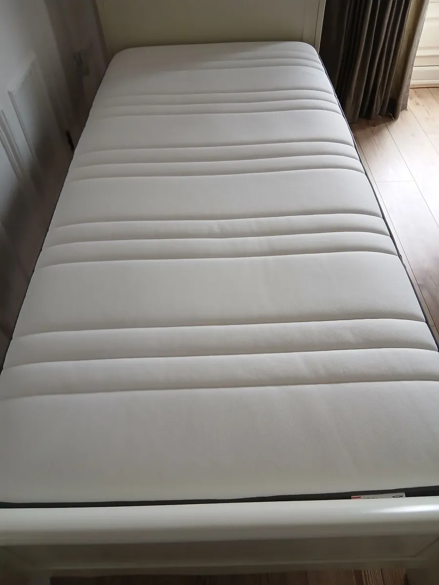 Single mattress x 2 - Image 1