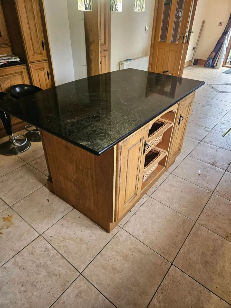 Kitchen island - Image 1
