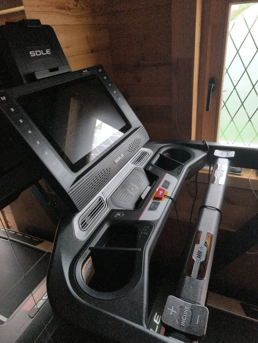 Sole F85 Treadmill - Image 2