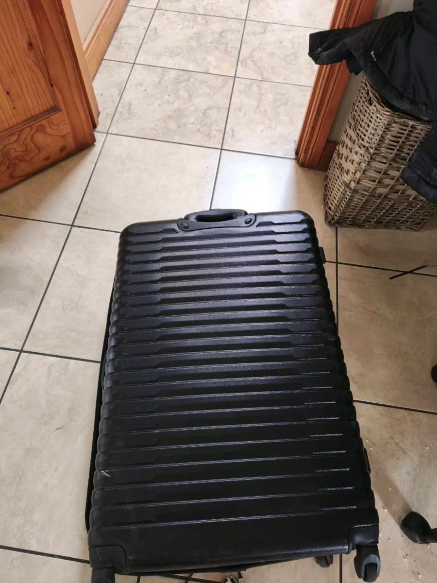 Suitcase used once mint condition with wheel case - Image 1