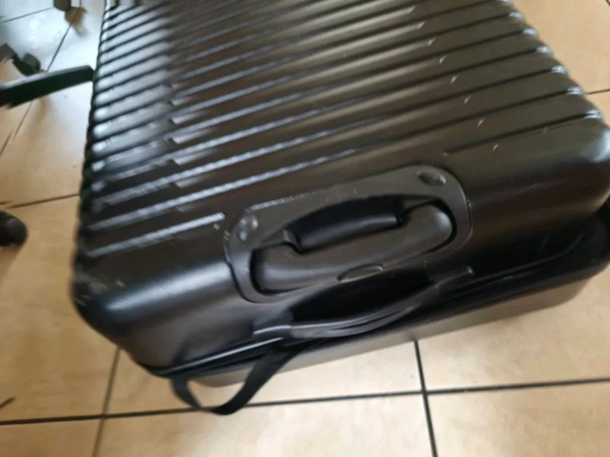 Suitcase used once mint condition with wheel case - Image 2
