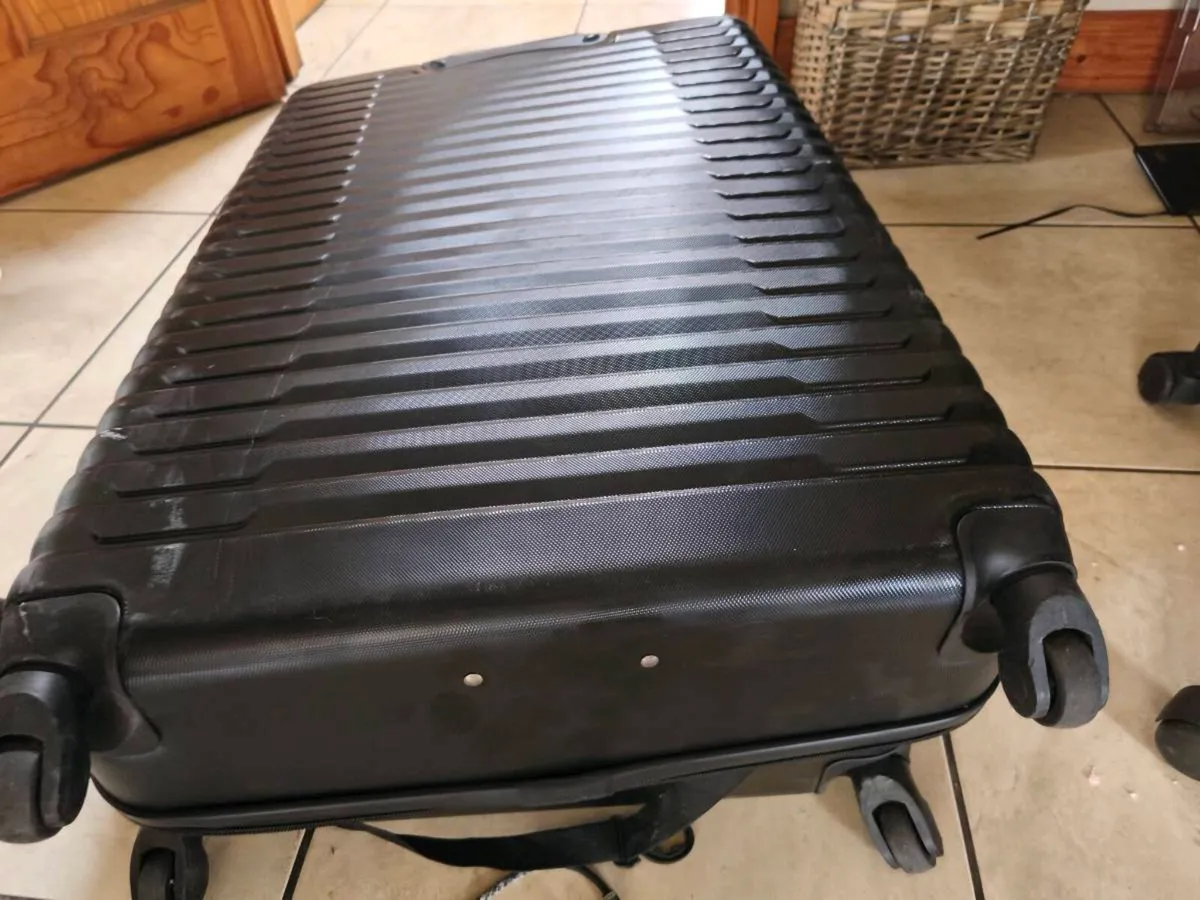 Suitcase used once mint condition with wheel case - Image 3