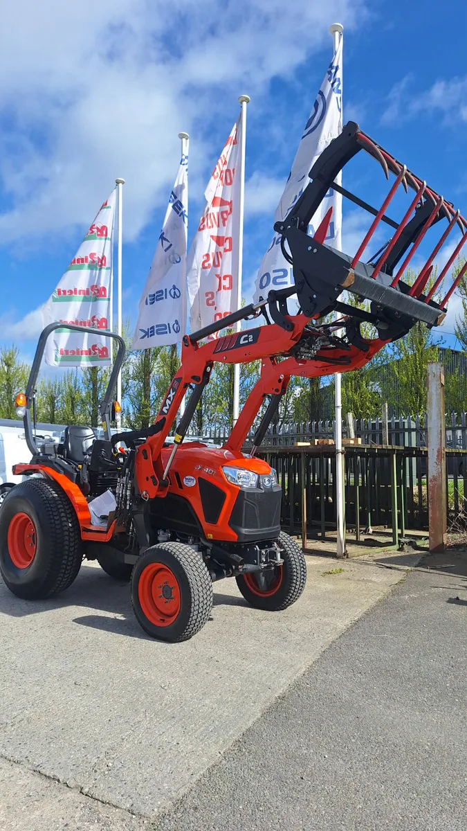 Kubota LX-401 compact tractor - Image 1