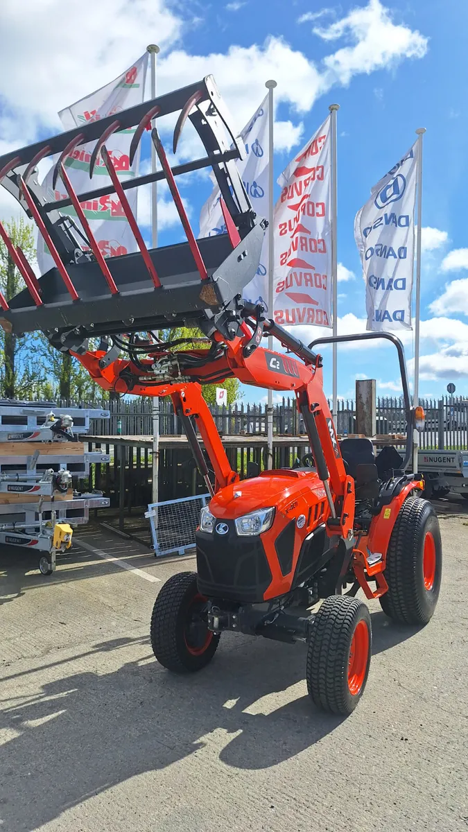Kubota LX-401 compact tractor - Image 2