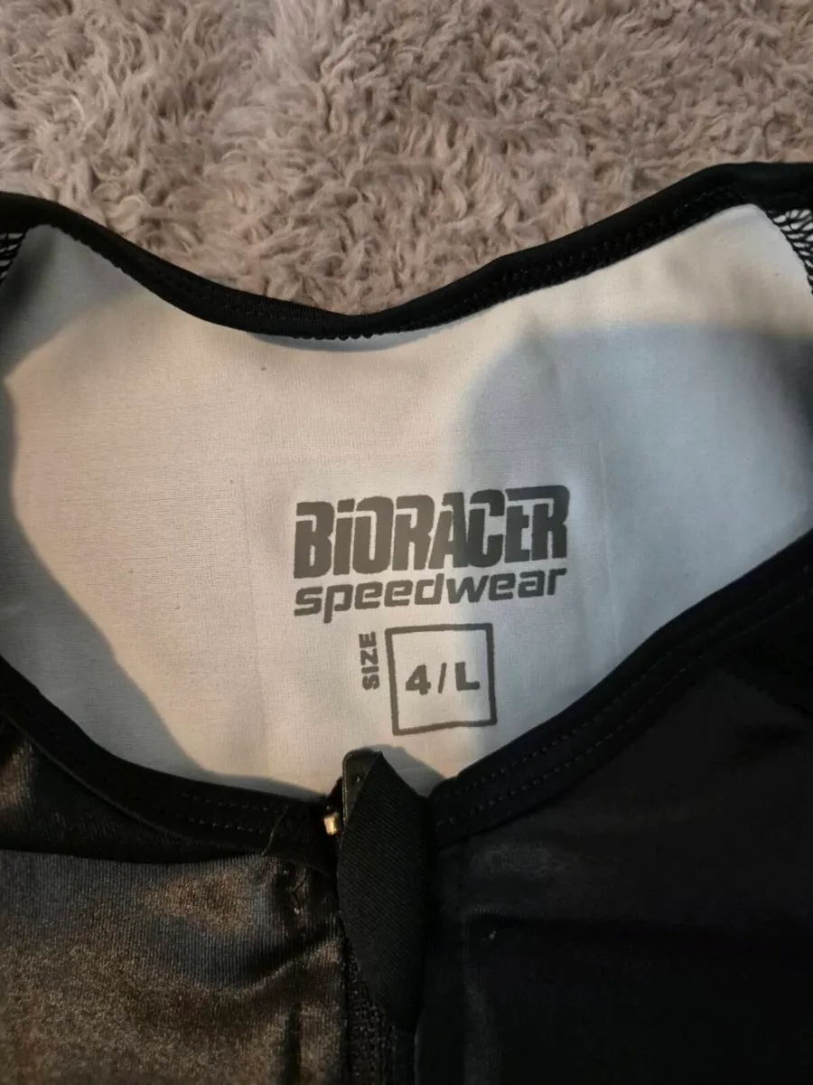 Bioracer Speedconcept skinsuit and aero gloves - Image 3