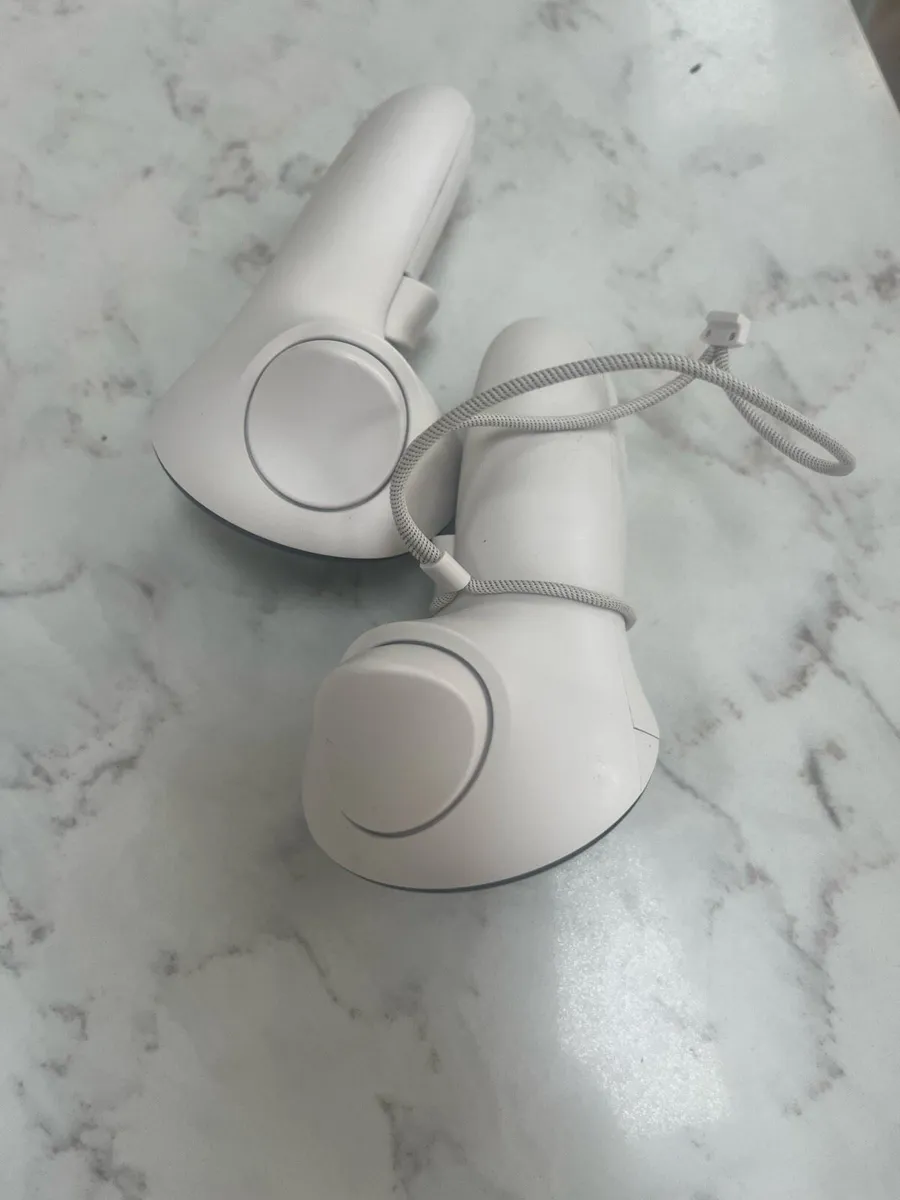 Meta Quest VR headset - Image 2