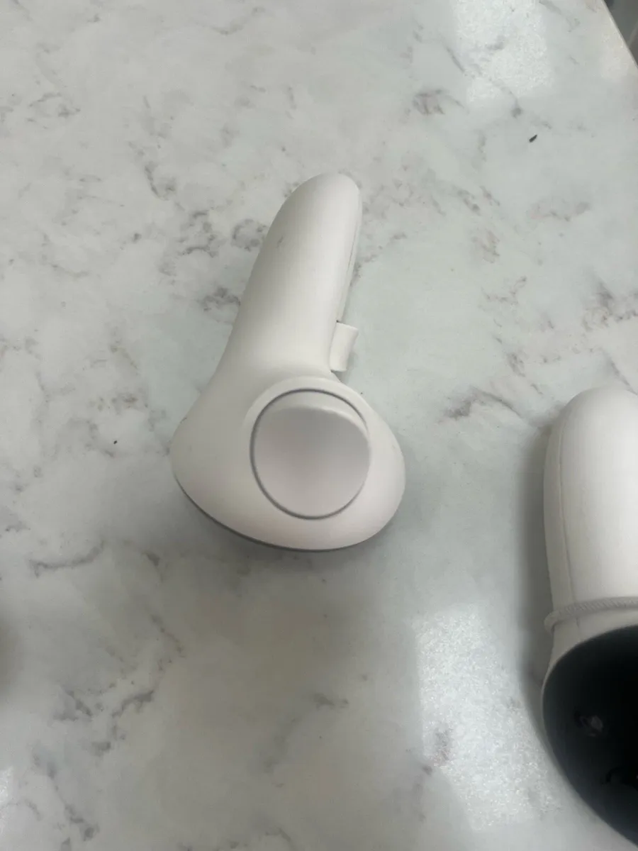 Meta Quest VR headset - Image 3