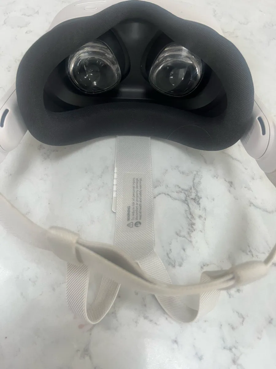 Meta Quest VR headset - Image 4