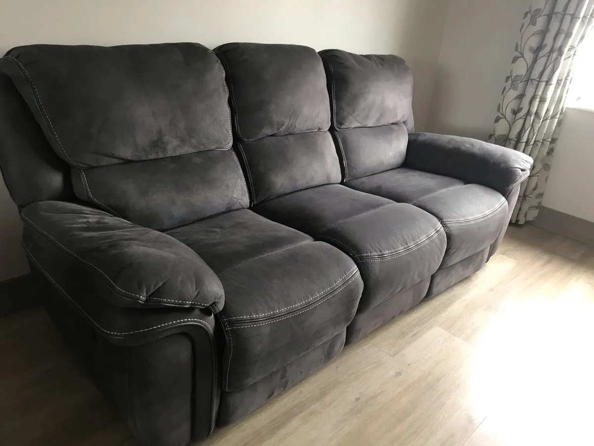 Recliner couches x 2 - Image 1