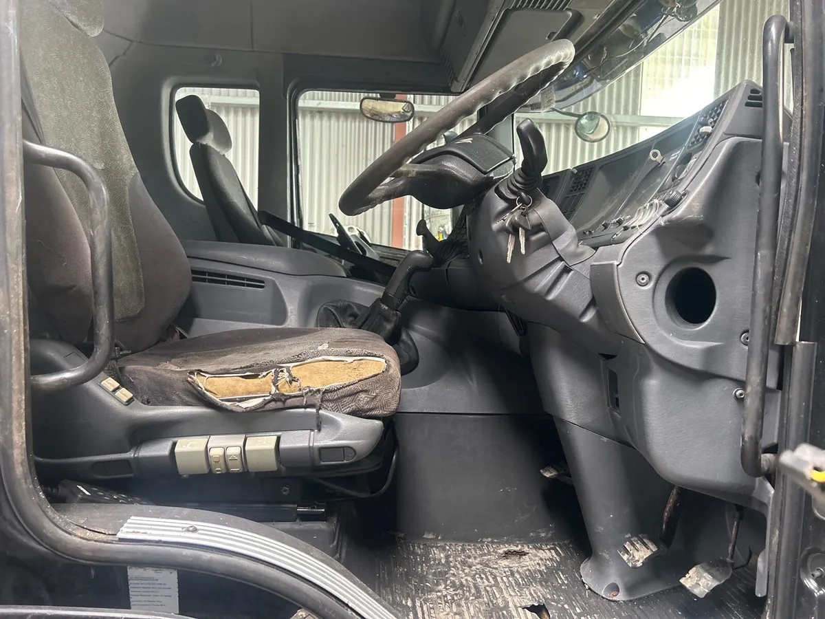 2004 Scania 94D 300 6x2 Tag axle - Image 3