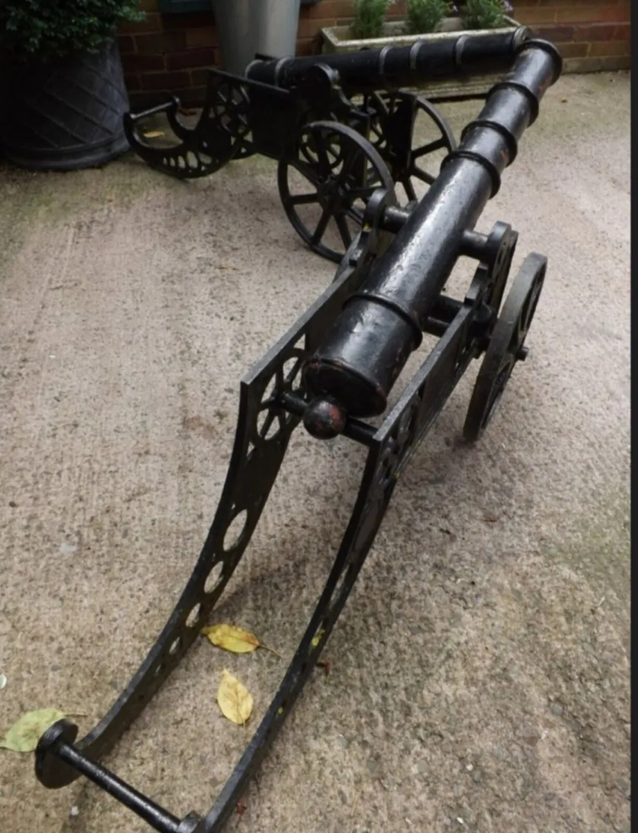 Cast iron  cannons - Image 3