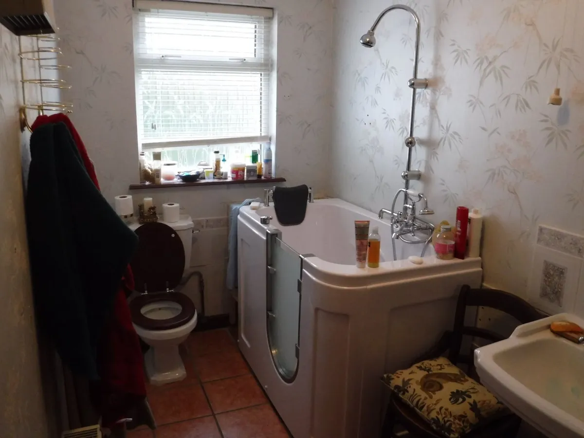 Walk In Bath Tub for the Disabled - Image 1