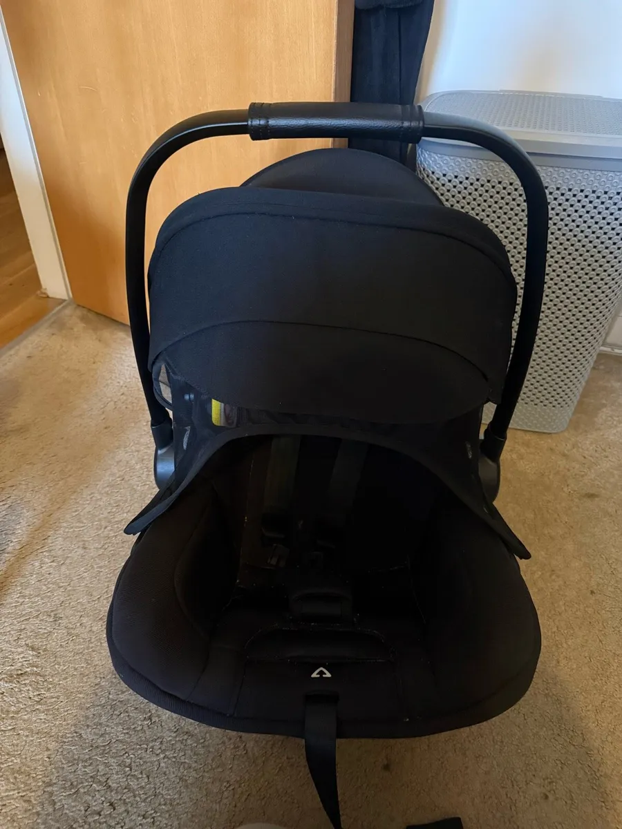 Car seat and base - Image 1