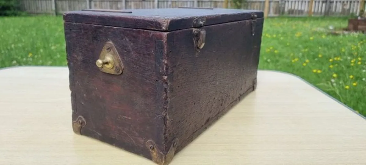 Old wooden box with brass fittings - Image 3