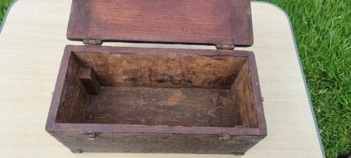 Old wooden box with brass fittings - Image 4