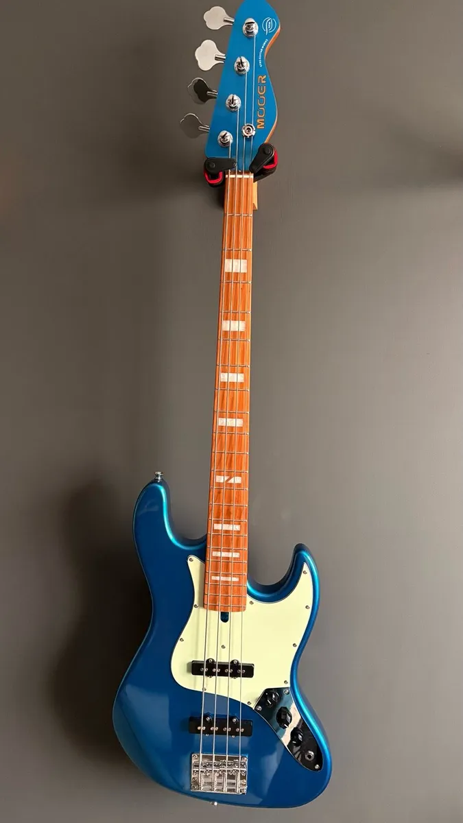 Mooer MBJ410 Jazz Bass Metal Blue + gigbag - Image 1